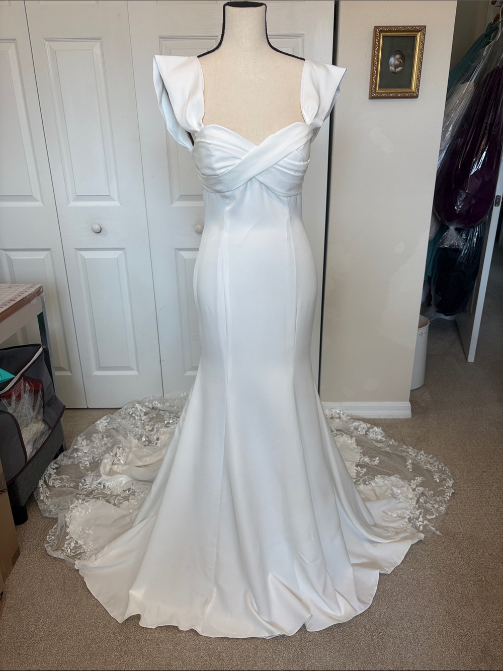 NWOT Stunning Fit & Flare Bridal Gown with Lace With 90 inch Train - Size 6.